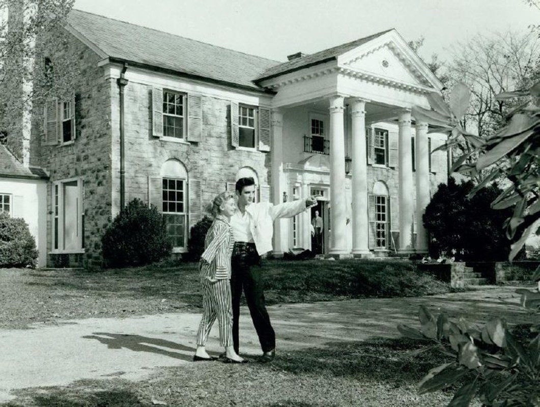 Elvis Presley Knowledge Quiz 🎤: How Well Do You Know Him? elvis graceland