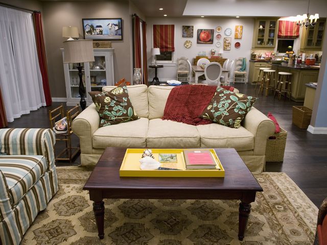 Can You Match These Living Rooms to Their TV Shows? 15 1