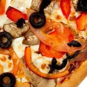 Are You Sharp Enough to Spot the Pineapple on the Pizza? 🍕 