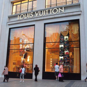 🛍 Go Shopping at the Mall and We’ll Guess the Year You Were Born Louis Vuitton