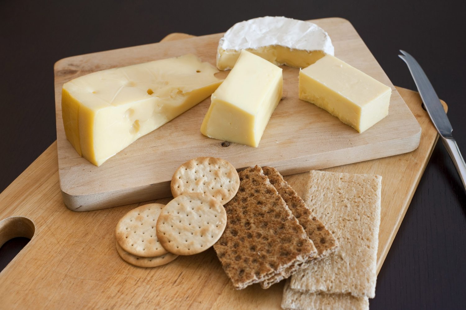 🧀 Cheese-ify These Foods and We’ll Reveal If You Have a Male or Female Brain Cheese platter with crackers