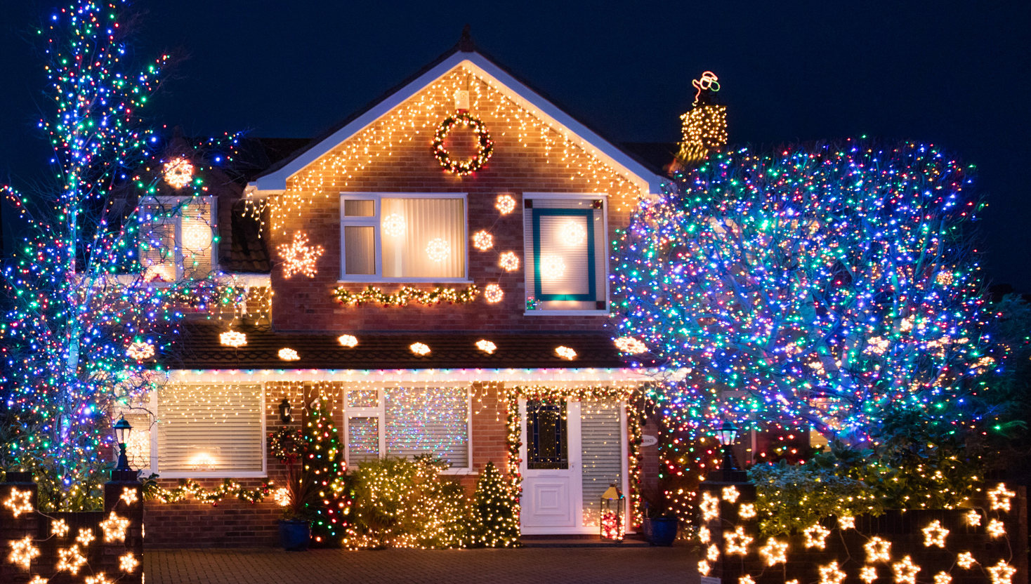 🎄 Decorate Your House for Christmas and We’ll Give You a Hot Celeb to Kiss Under the Mistletoe Christmas house lightup