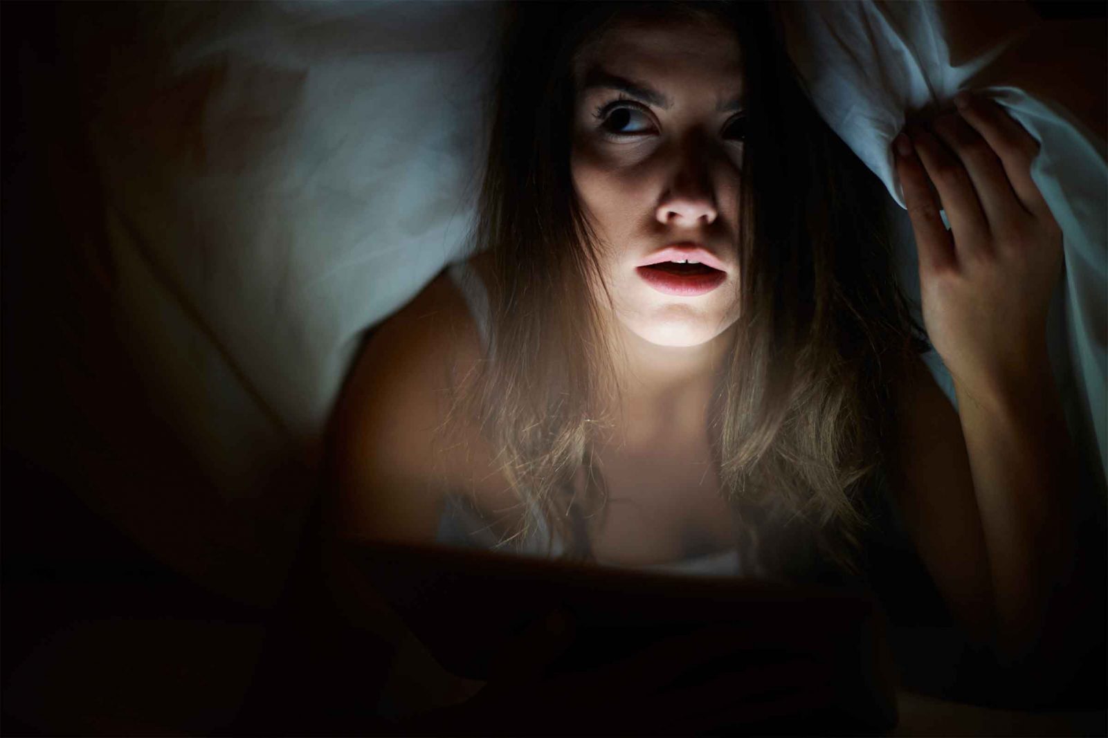 Here Are 20 General Knowledge Questions — How Many Can You Answer Correctly? scared person darkness