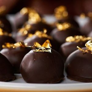 🍫 Here, Just Eat a Bunch of Chocolate Things and We’ll Guess Your Exact Age Chocolates with edible gold