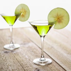 🥃 Get Drunk at This Wedding and We’ll Predict Your Love Life in 5 Years Appletini