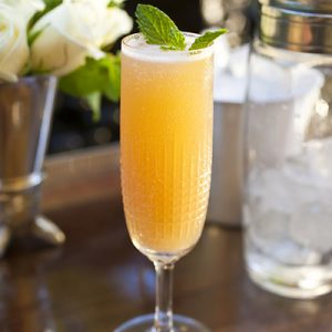 🥃 Get Drunk at This Wedding and We’ll Predict Your Love Life in 5 Years Mimosa