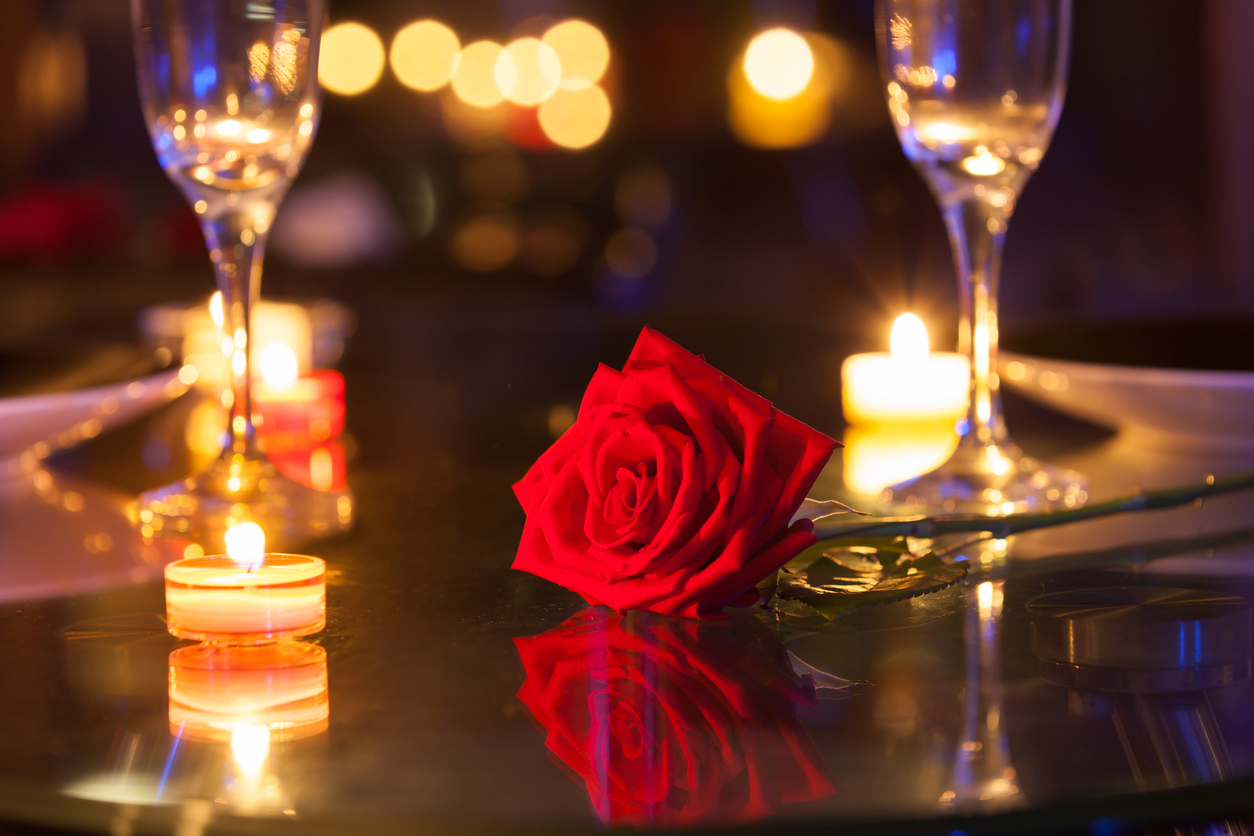 🍴 Plan a Dinner Party and We’ll Guess Your Relationship Status Valentine's Day candlelit dinner