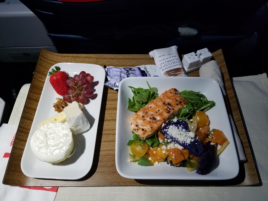 Rate These ✈️ Airplane Meals and We’ll Give You Your Next Vacation Spot 524