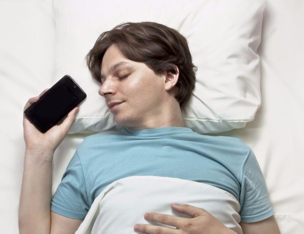 📱 We’ll Tell You How Addicted You Are to the Internet Based on How Often You Do These Things falling asleep with phone