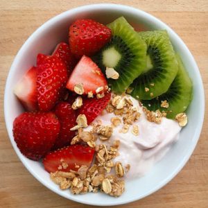 🍳 Pick Some Breakfast Foods and We’ll Reveal Your Celebrity Twin Strawberry kiwi yogurt bowl
