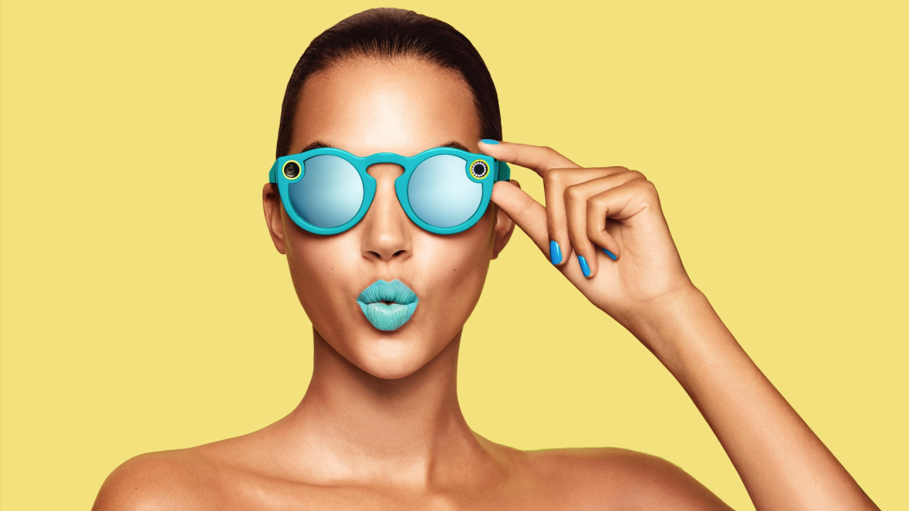 🛍 Go Shopping for Some Random Stuff and We’ll Guess Your Zodiac Sign With 100% Accuracy person using snapchat spectacles