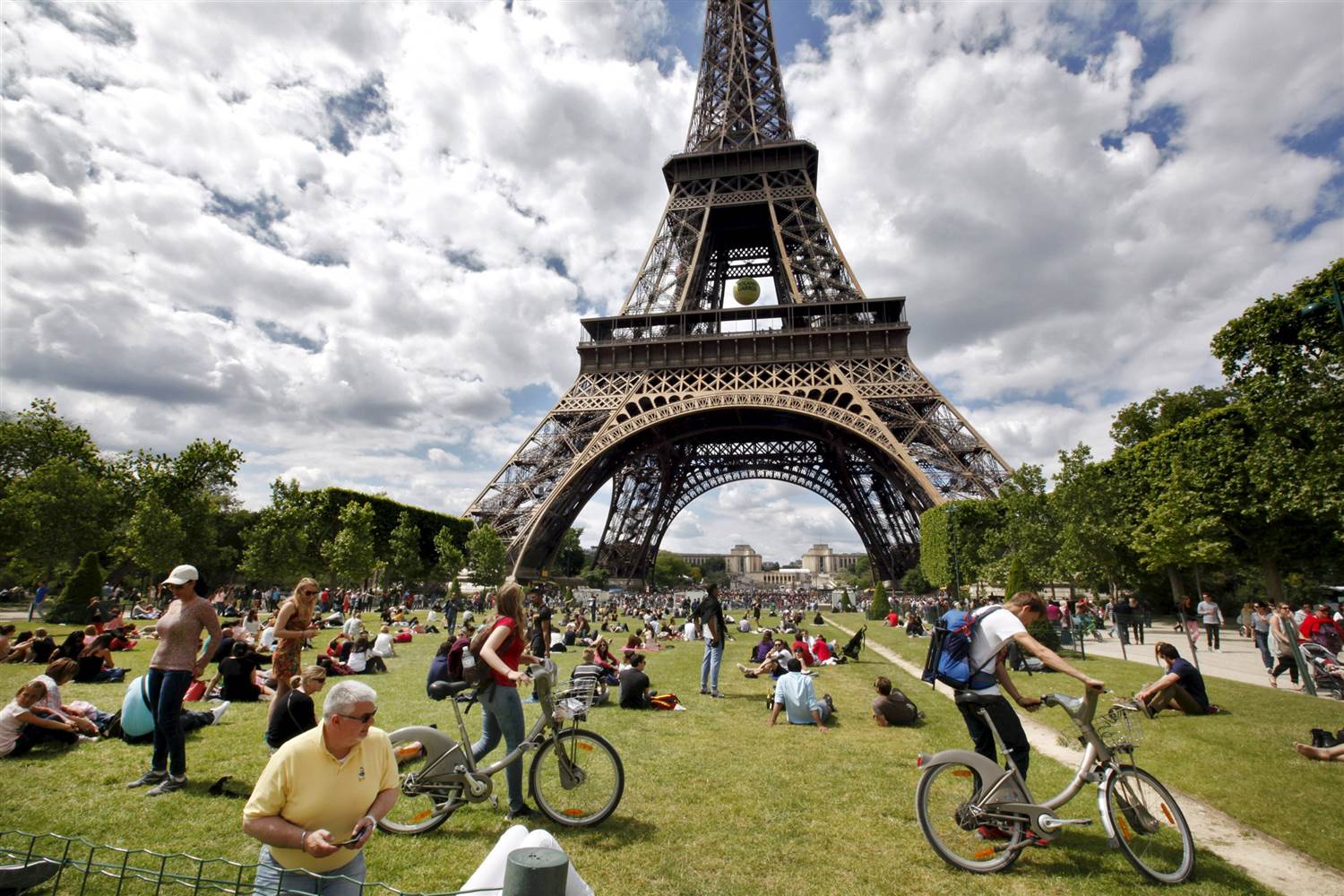 Sorry, But Only 1 in 10 People Can Pass This General Knowledge Quiz tourist eiffel tower