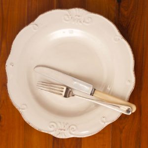 🍽 Only a Truly Refined Person Can Score Higher Than 11/15 on This Dining Etiquette Quiz Put them horizontally on the plate