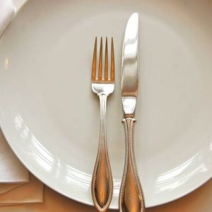 🍽 Only a Truly Refined Person Can Score Higher Than 11/15 on This Dining Etiquette Quiz Put them vertically on the plate