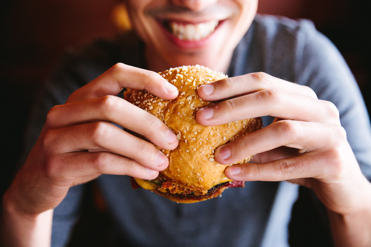 The Way You Eat Common Foods Will Reveal Whether You’re Shy or Outgoing eating burger