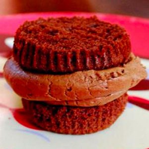 The Way You Eat Common Foods Will Reveal Whether You’re Shy or Outgoing As a cupcake sandwich
