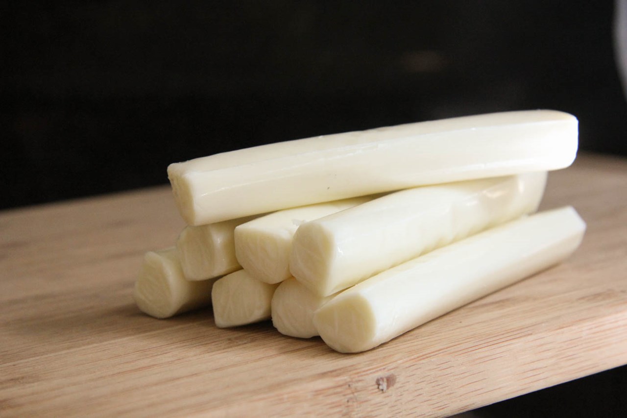 The Way You Eat Common Foods Will Reveal Whether You're… Quiz string cheese