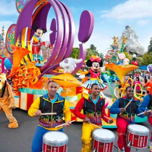 Spend a Day in Disneyland and We’ll Tell You Which Celeb You Are Going With Mickey’s Soundsational Parade