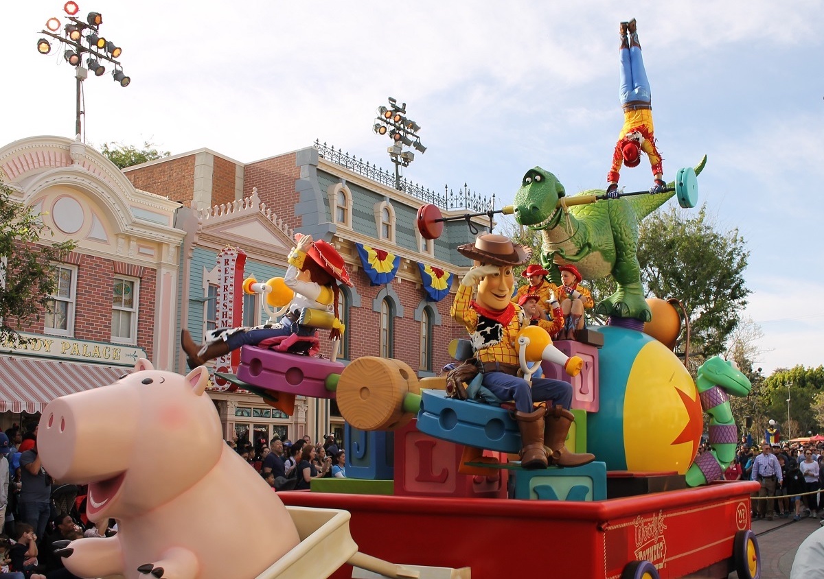 Spend a Day in Disneyland and We’ll Tell You Which Celeb You Are Going With Pixar Play Parade