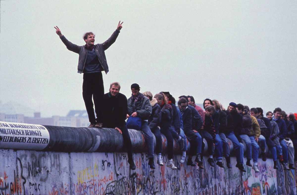 9 in 10 People Can’t Pass This Quiz on the Cold War. Can You? West German Berlin Wall