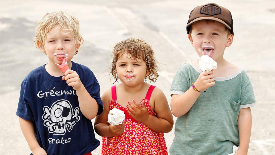 What Comfort Food Are You? people eating ice cream