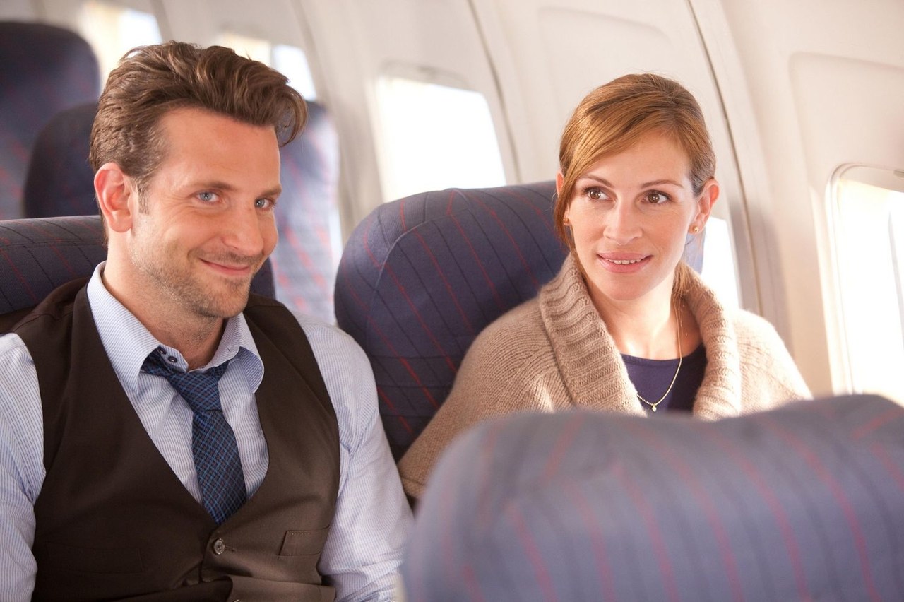 ✈️ Your Airplane Habits Will Reveal Whether You Are a Seasoned Traveler strangers talking on plane
