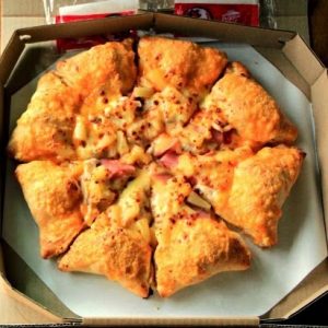 🍔 Feast on Fast Food Around the World and We’ll Reveal What Age You Will Live to Stuffed Pan Pizza from Philippines