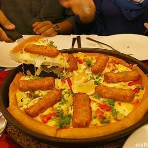 🍔 Feast on Fast Food Around the World and We’ll Reveal What Age You Will Live to Fish Prawn King Pizza from Malaysia