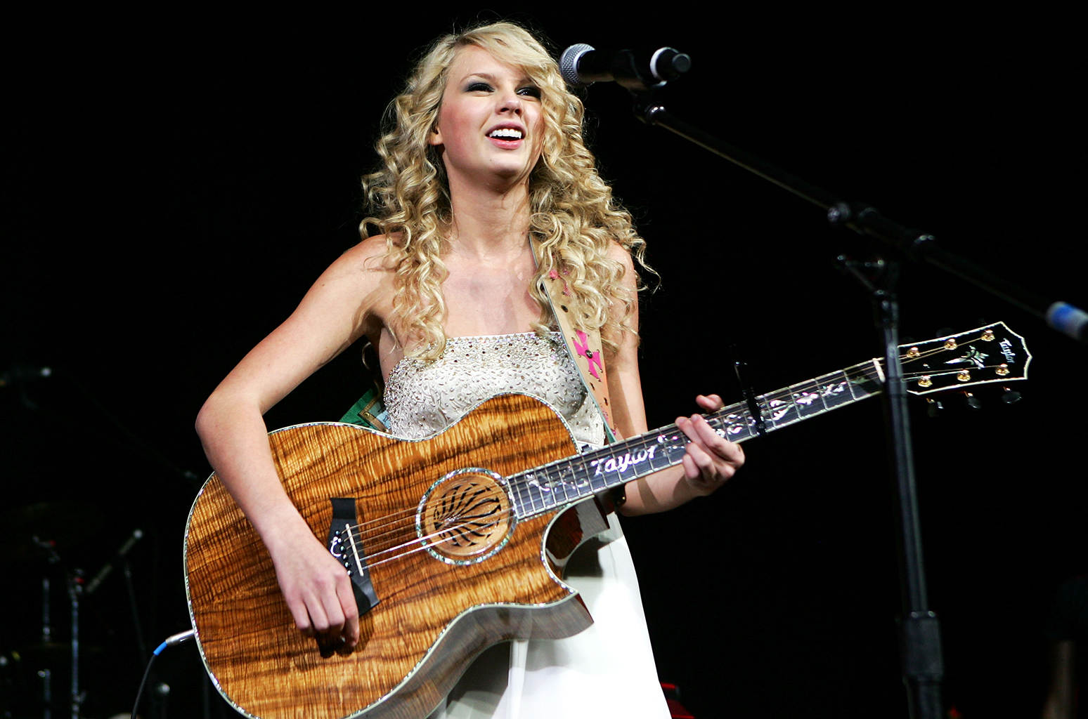 Are You Country Enough to Name These 18 Top Country Hits? Taylor Swift Country Music singer