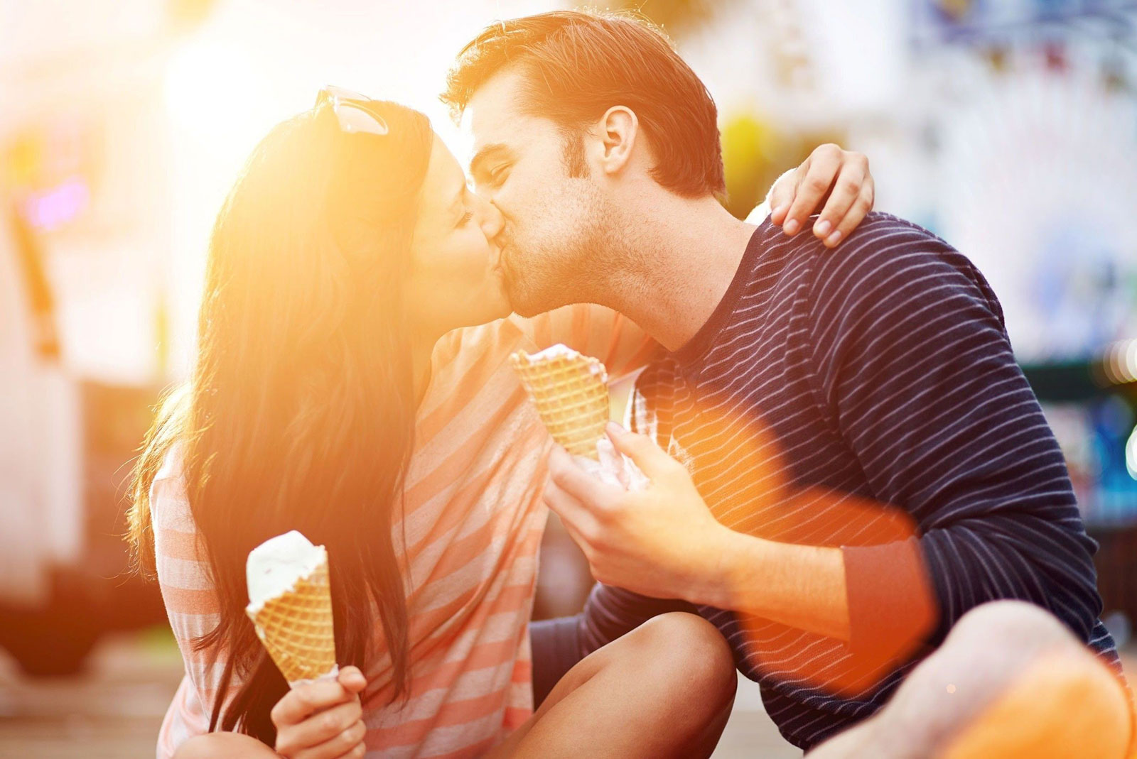 If You Do 9/17 of These Things You’re Probably Emotionally Unavailable Couple Kiss