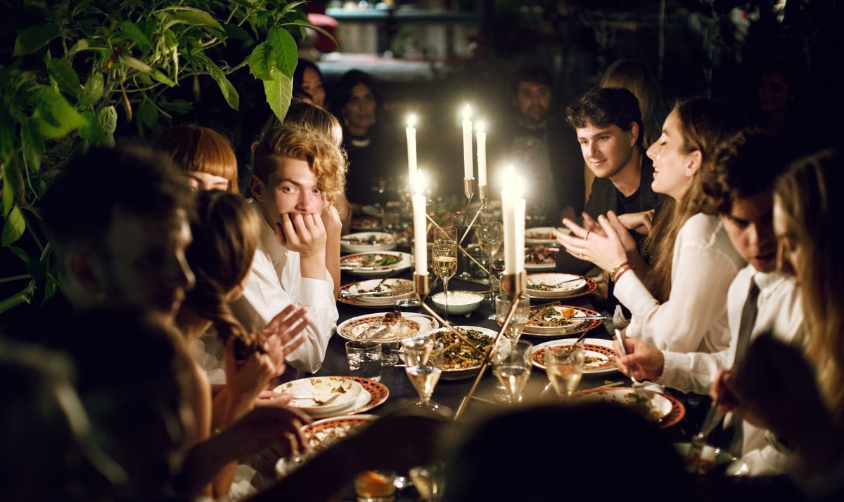 Only Someone With Perfect Grammar Can Score 15/15 on This Quiz dinner party
