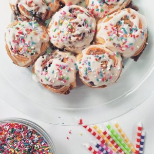 What Cake Am I? Cinnamon rolls