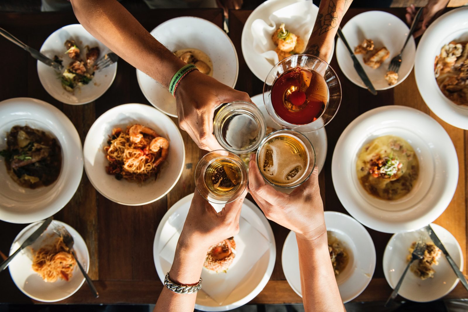 🍴 Plan a Dinner Party and We’ll Guess Your Relationship Status drinks over dinner
