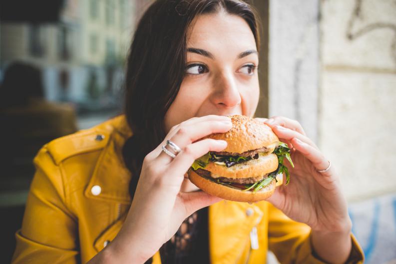 🍔 Only Calorie Experts Can Tell Which Fast Food Burgers Have More Calories how_you_eat_a_burger_reveals_a_lot_about_your_personality_1
