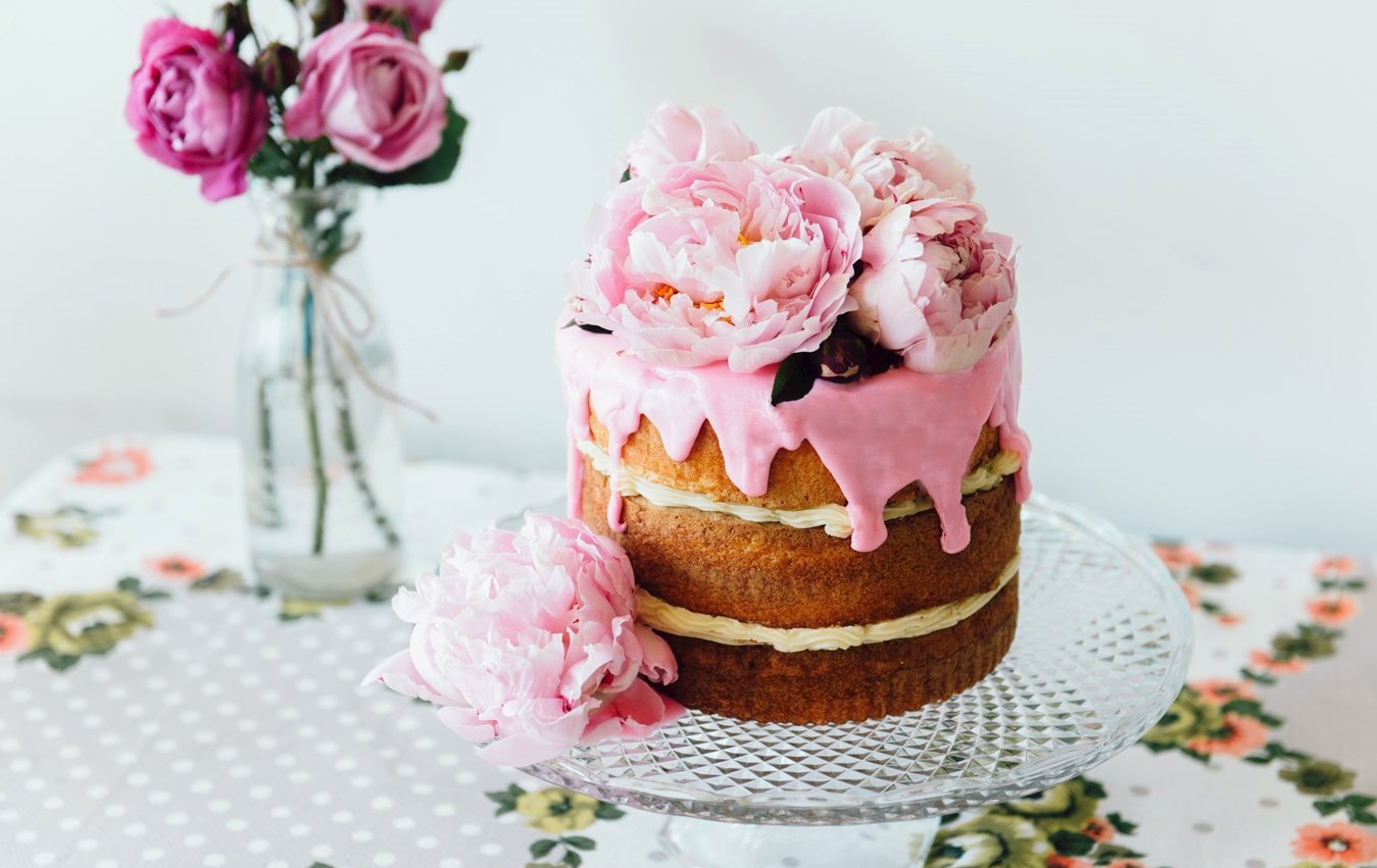 Tell Us What You Think of These Foods and We’ll Tell You Your Personality Type Pink flowers cake