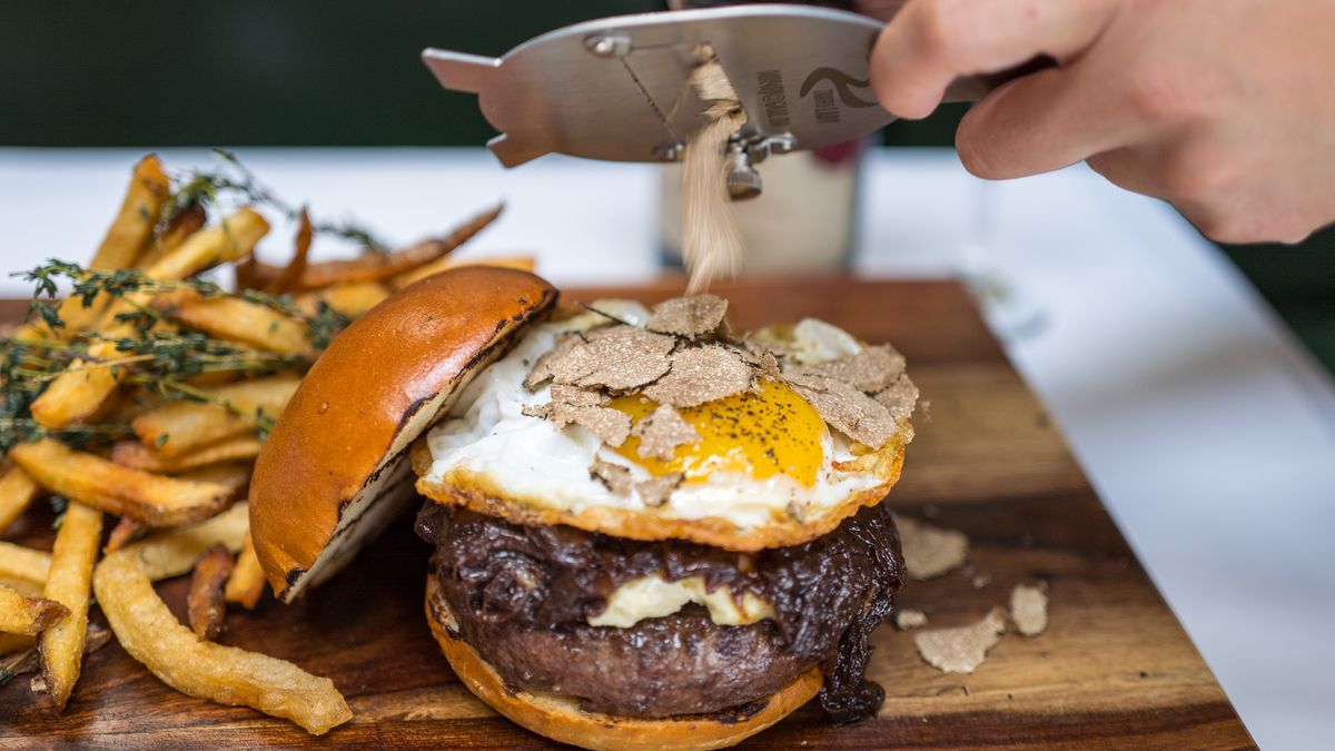 🍔 Build a Luxury Burger and We’ll Guess How Old You Are With 100% Accuracy Truffle duck egg burger