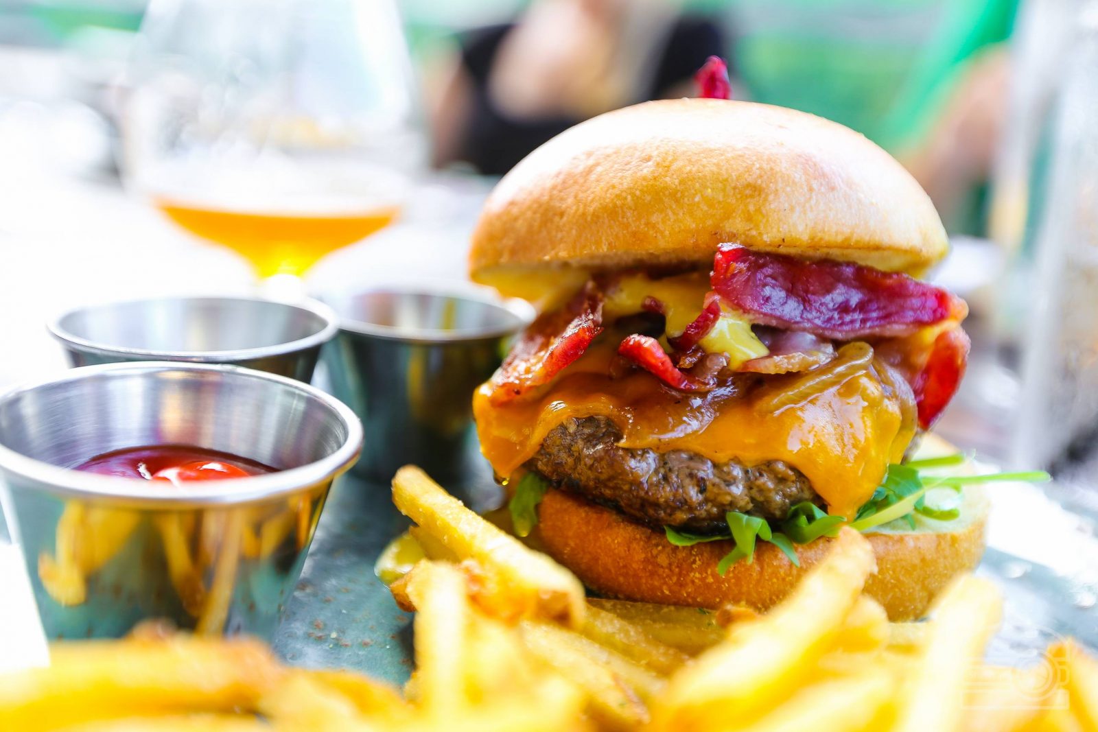 🍔 Build a Luxury Burger and We’ll Guess How Old You Are With 100% Accuracy Beer mustard on burger