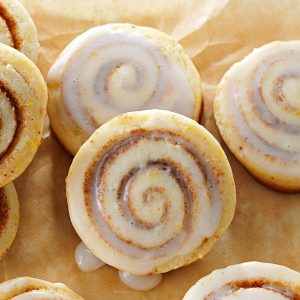 🍰 Don’t Freak Out, But We Can Guess Your Eye Color Based on the Desserts You Eat Cinnamon roll