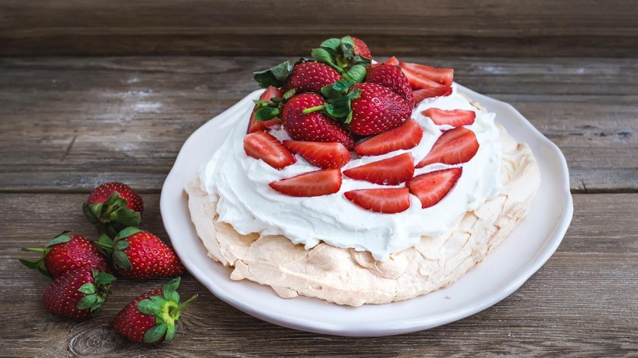 🌮 Most People Can’t Match 16/24 of These Foods to Their Country on a Map – Can You? Pavlova