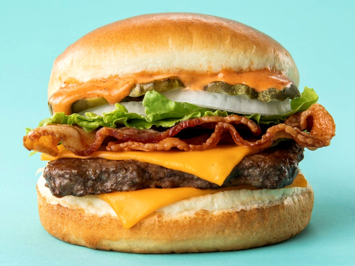 🍔 Order a Mega Meal at Wendy’s and We’ll Guess If You’re an Introvert or Extrovert Wendy's S'Awesome Bacon Classic Burger