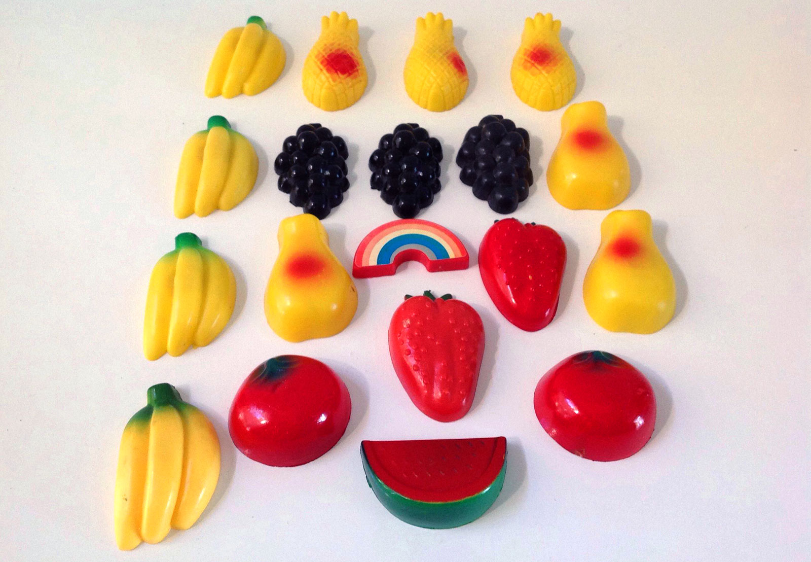 👵 If You Have 12/23 of These Things at Home, Then You’re Definitely a Grandma Vintage Fruit Magnets