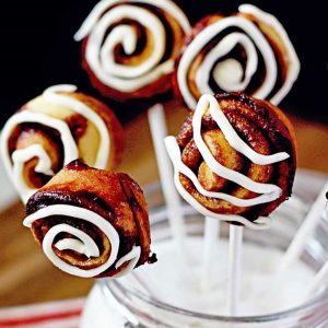 Dessert Quiz 🍰: Pick Cakes & Reveal Your Guiltiest Pleasure Cinnamon roll