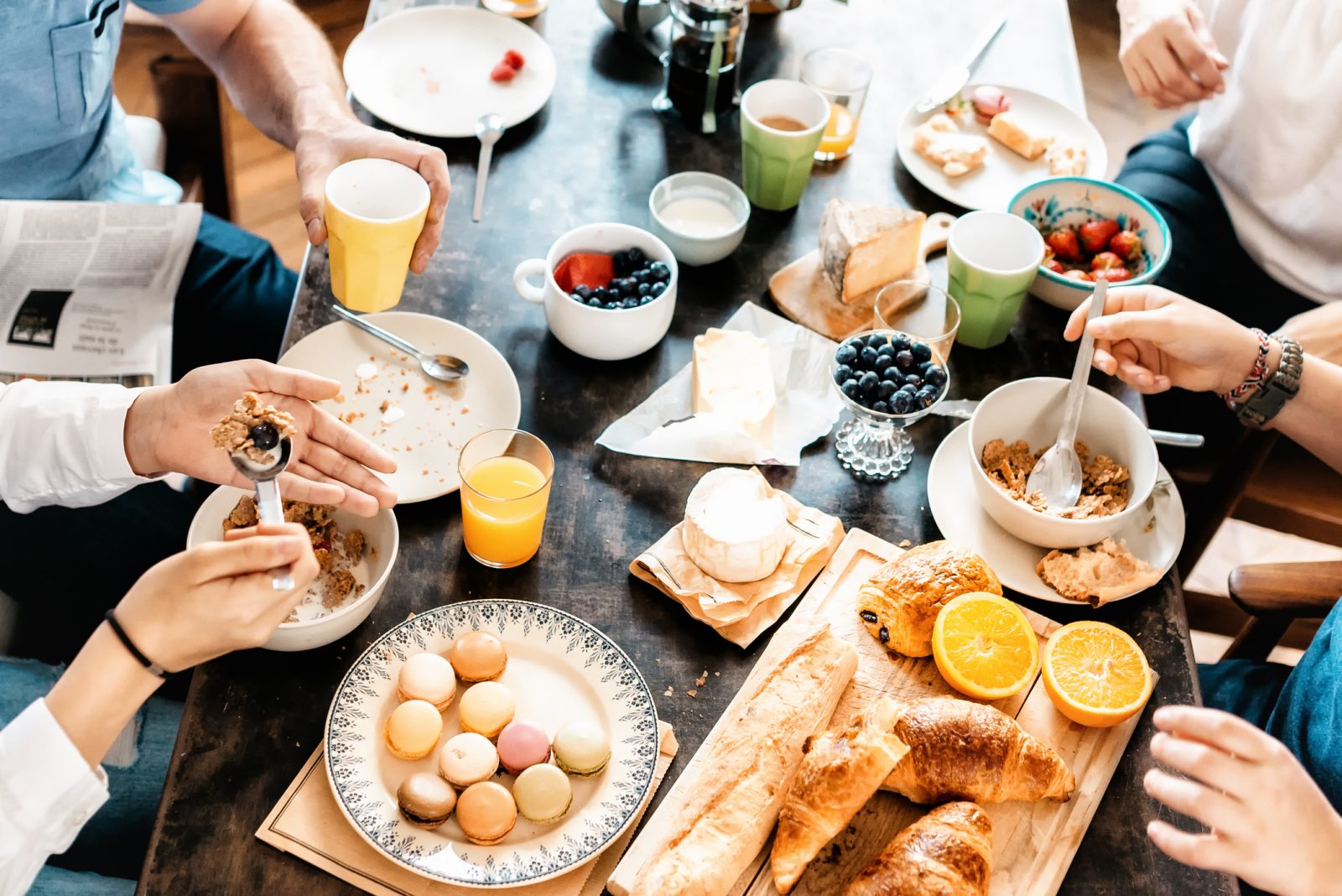Breakfast Food Quiz 🍳: What's Your Personality Type? family having breakfast together at weekend