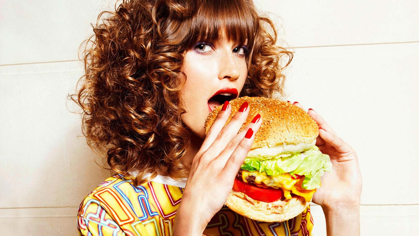 🍴 Tell Us If You Cut These Foods or Not and We’ll Tell You If You Are Weird or Normal Woman Eating Burger