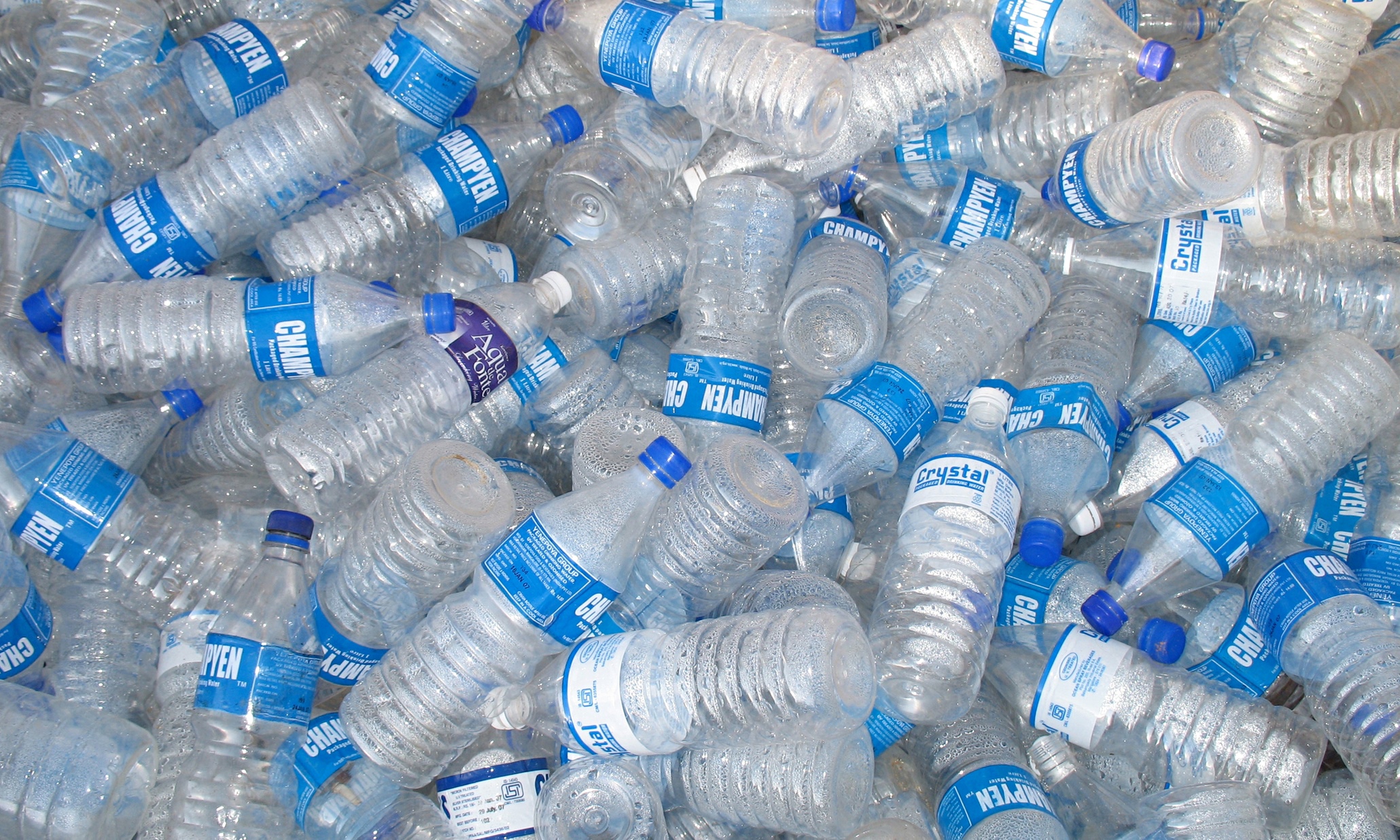 🏠 Declutter Your Home and We’ll Reveal What You Should Get Rid of from Your Life Empty plastic drinking water bottles