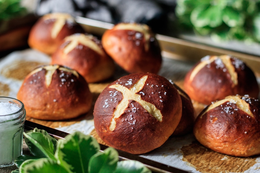 🥖 How Many Baked Goods Have You Tried from Around the World? Pretzel buns rolls