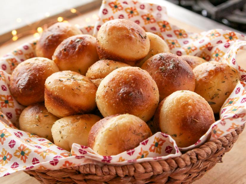 🍴 If You Eat 8/25 of These Foods With a Fork, You’re Forking Ridiculous Dinner Rolls