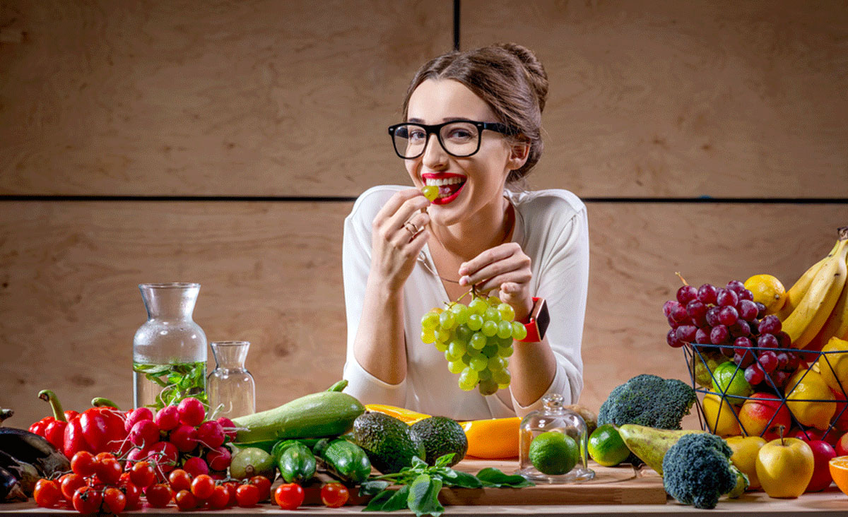🥘 What’s Your Personality Type? Make a Dinner to Find Out Woman Eating Fruits healthy