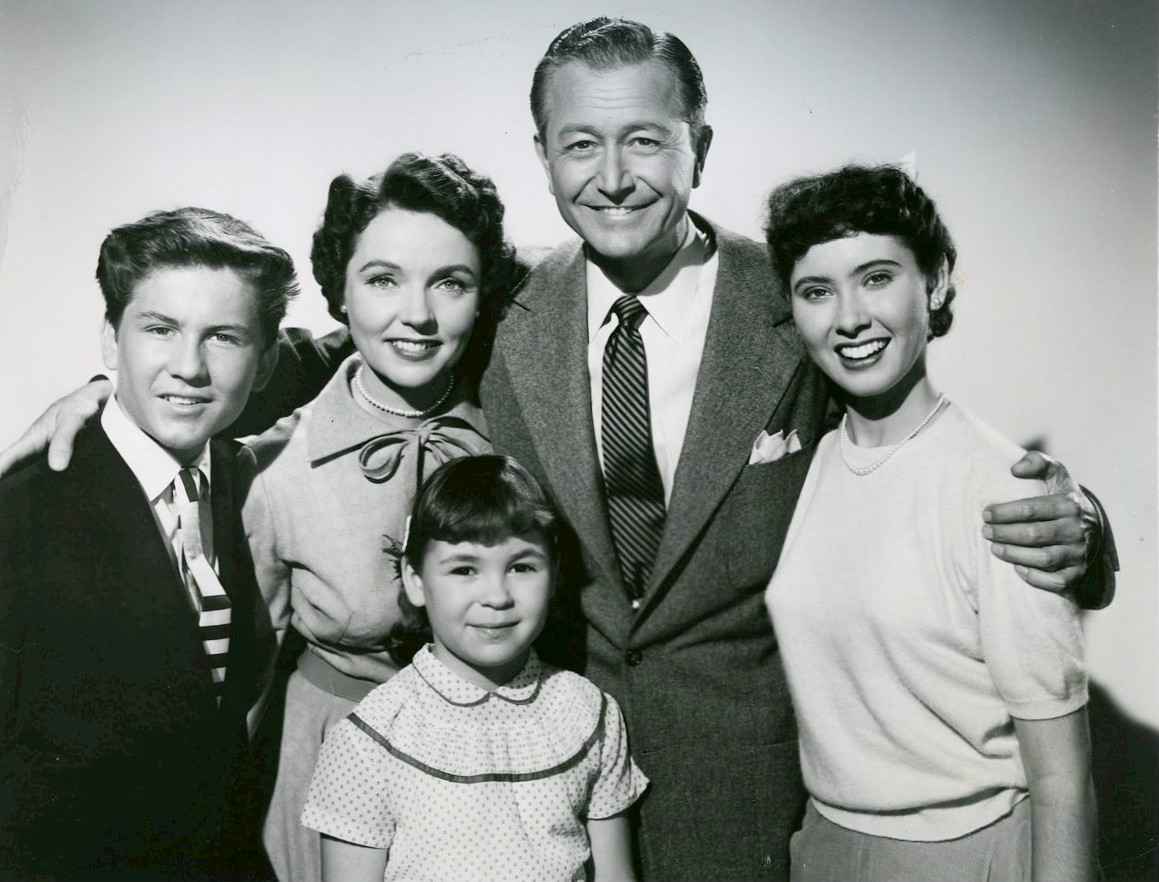Here Are 34 Classic Sitcoms — How Many Have You Actually Seen? Father Knows Best