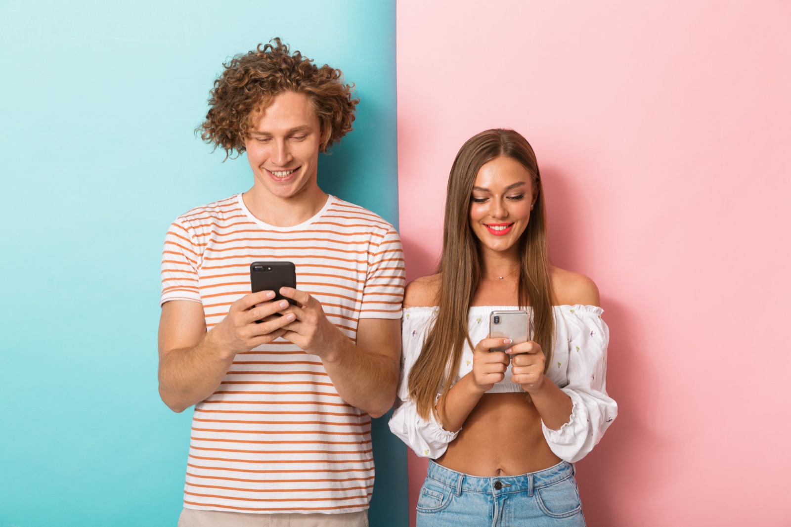 📱 Can We Guess Your Age Based on the Way You Reply to These Texts? Portrait Of A Happy Young Couple